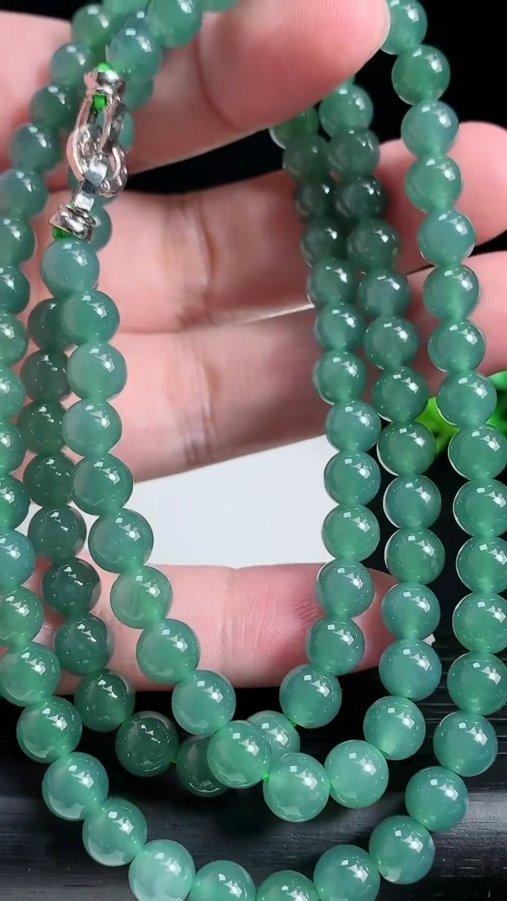 天然A货翡翠圆珠项链尺寸6.8-108颗重:59.06g3月18日
工厂直销收藏佳品,种好水足，色泽均匀，有种有色，上手高大气！
83