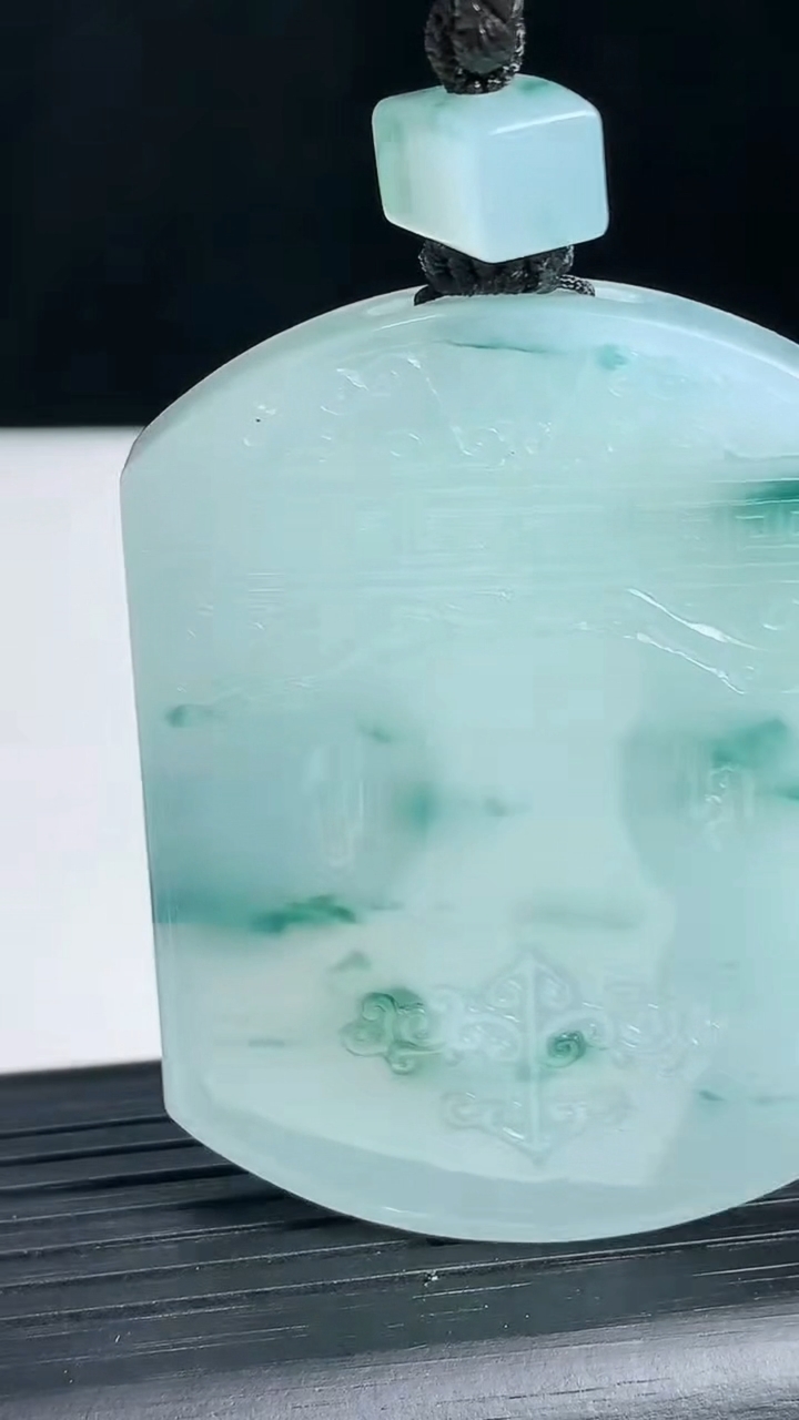 天然A货翡翠飘花仿古无事牌吊坠尺55.5-42.1-6.1重量:49.59g
3月18日