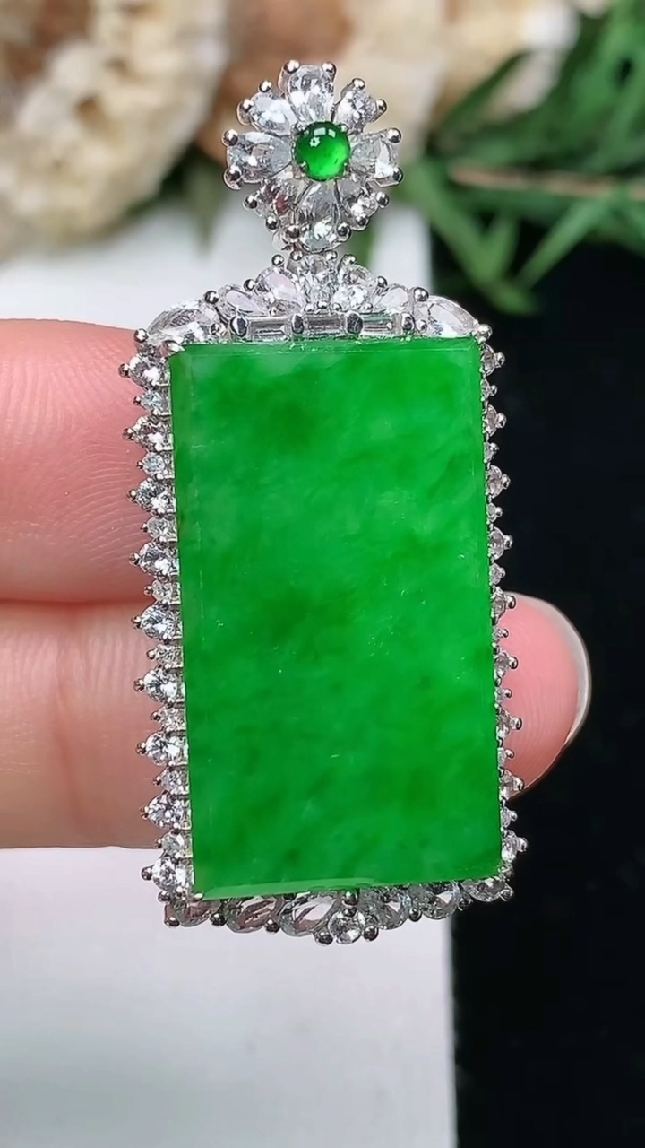 天然A货翡翠无事牌吊坠，尺寸39.4-18-7.4，裸石24-13.7，重量:8.02g
3月18日