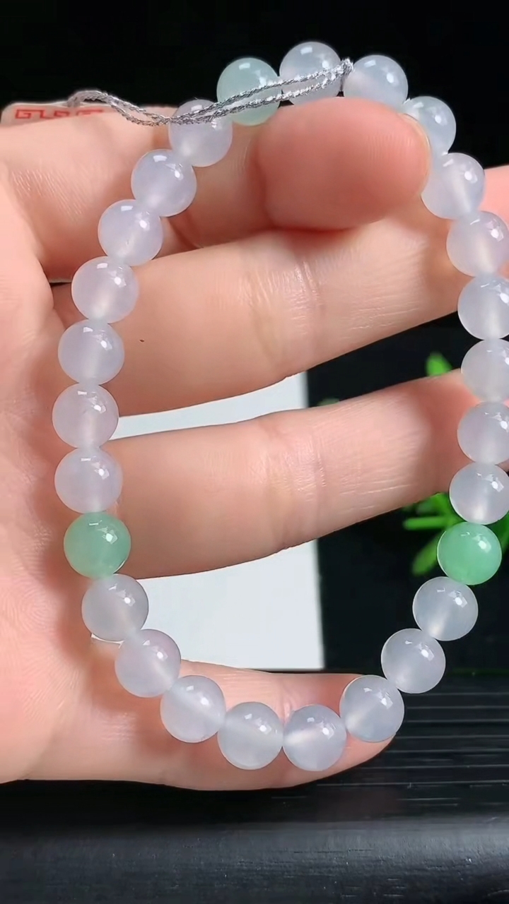 天然A货翡翠圆珠手串尺寸6.5-27颗重量:14.68g3月18日
工厂直销收藏佳品,种好水足，色泽均匀，有种有色，上手高大气！