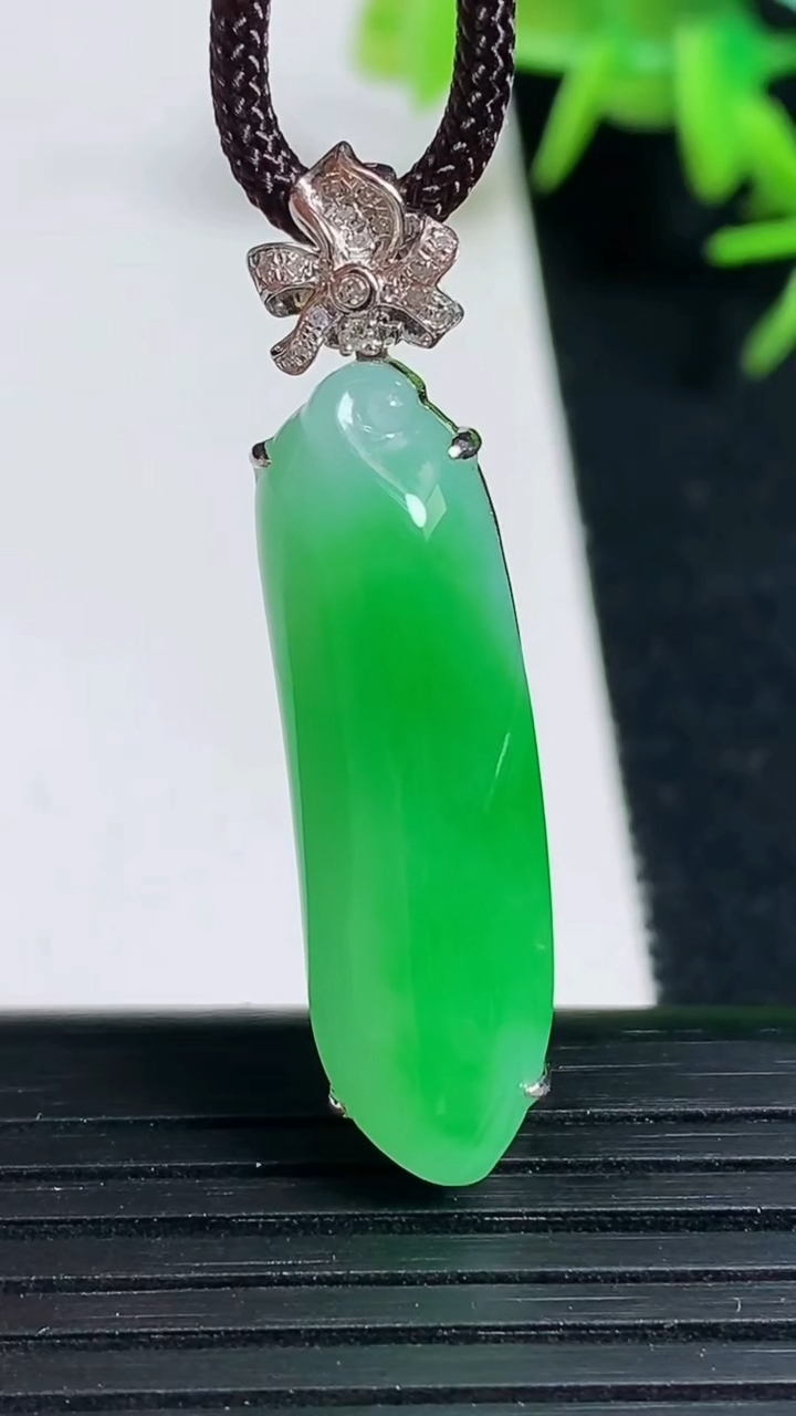 天然A货翡翠福瓜吊坠，尺寸39-9-8裸石31-9，重量:4.71g
3月18日