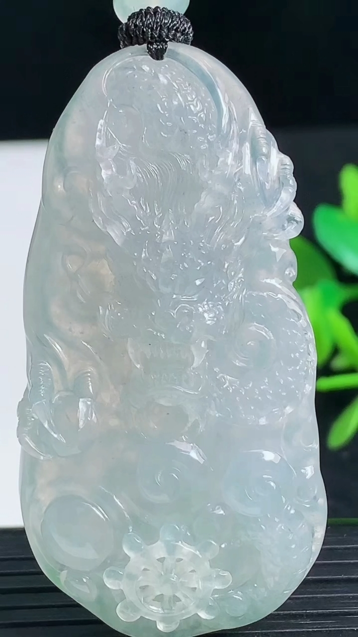 天然A货翡翠种白冰龙牌吊坠尺寸55.1-28.8-10.3重量:28.60g
3月18日