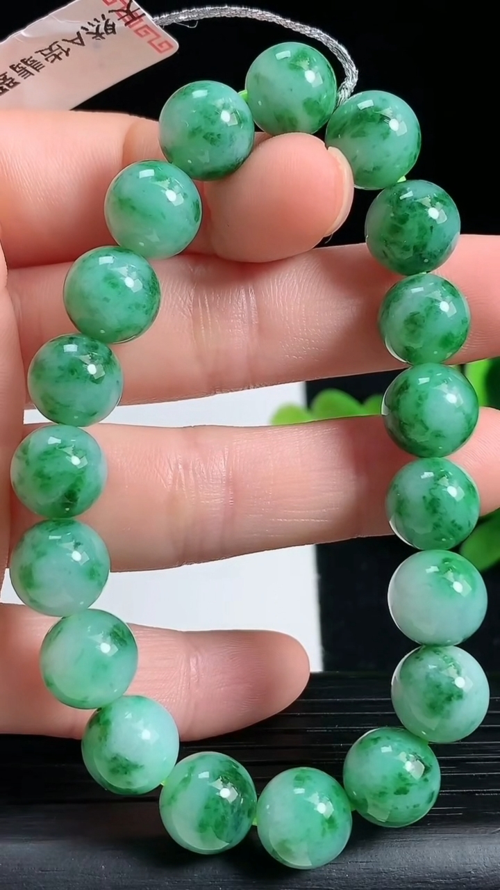 天然A货翡翠圆珠手串尺寸9.4-19颗重量:31.84g3月18日
工厂直销收藏佳品,种好水足，色泽均匀，有种有色，上手高大气！