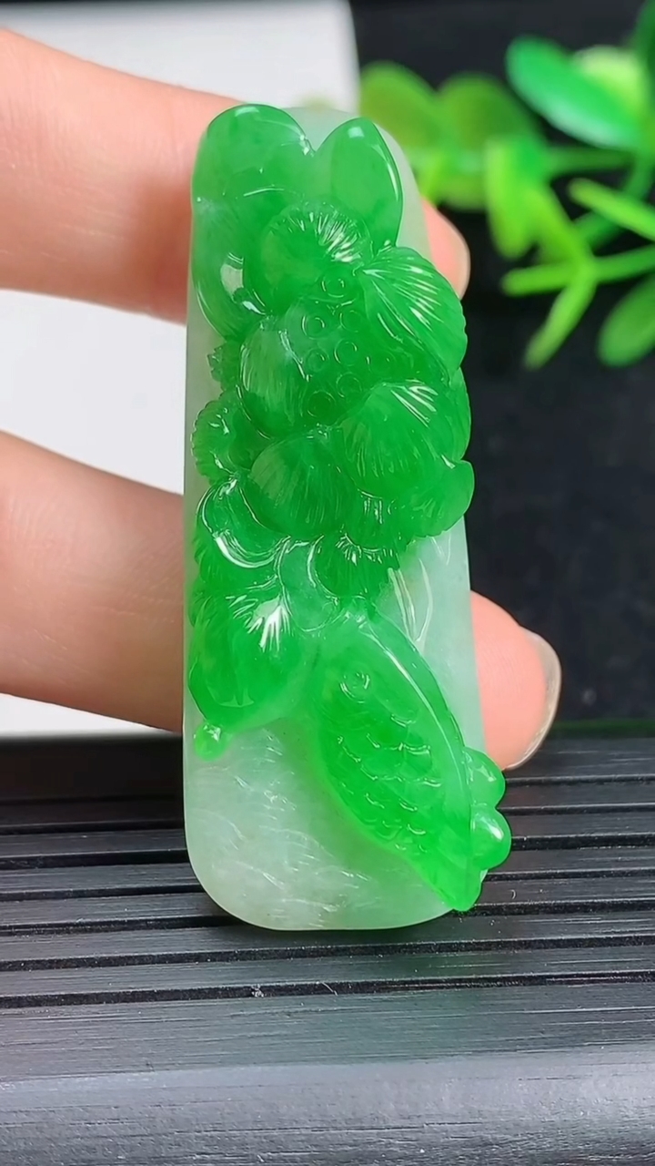 天然A货翡翠和和美美 荷叶鱼吊坠，尺寸49-18-13.5，重量:18.37g
3月18日