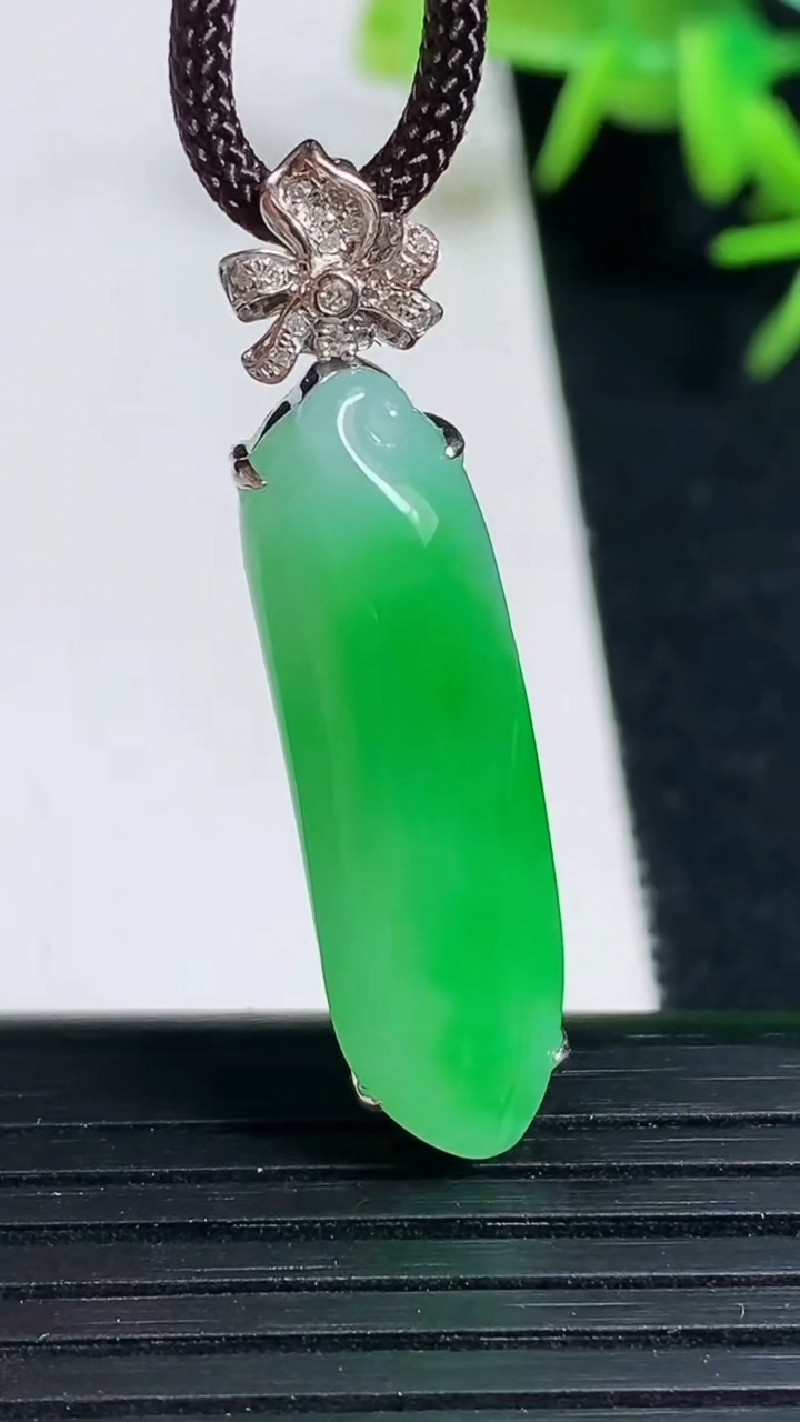 天然A货翡翠福瓜吊坠，尺寸39-9-8裸石31-9，重量:4.71g
3月18日