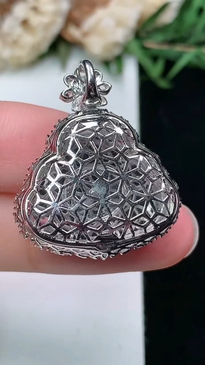 天然A货翡翠佛公吊坠，尺寸27.5-23.4-10，裸石15.9-19.9
3月18日