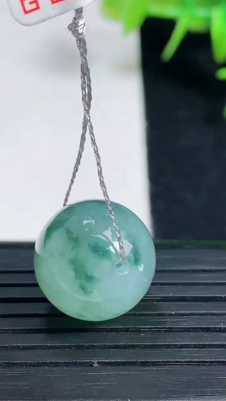 天然A货翡翠飘花圆珠吊坠尺寸14.9重量:6.07g3月18日
工厂直销收藏佳品,种好水足，色泽均匀，有种有色，上手高大气！