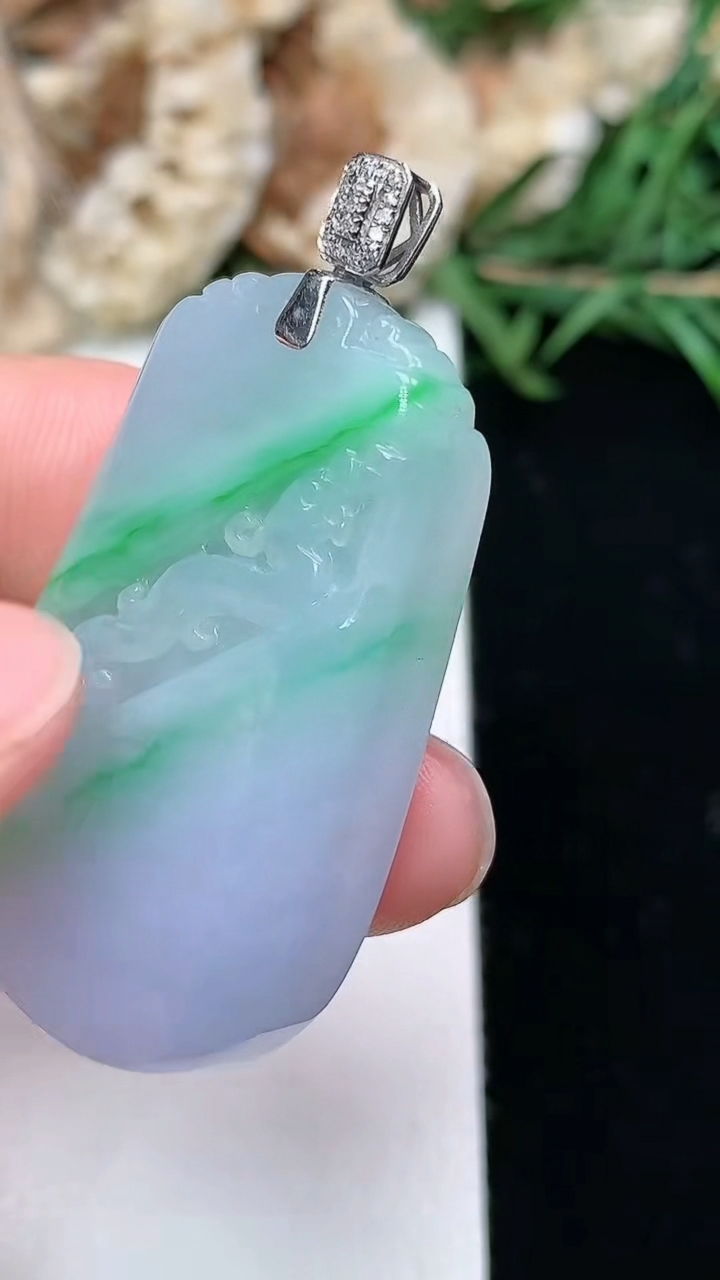 天然A货翡翠k金春带彩 紫罗兰仿古龙牌吊坠，尺寸37.7-24.2-5.8，重量:13.50g
3月18日