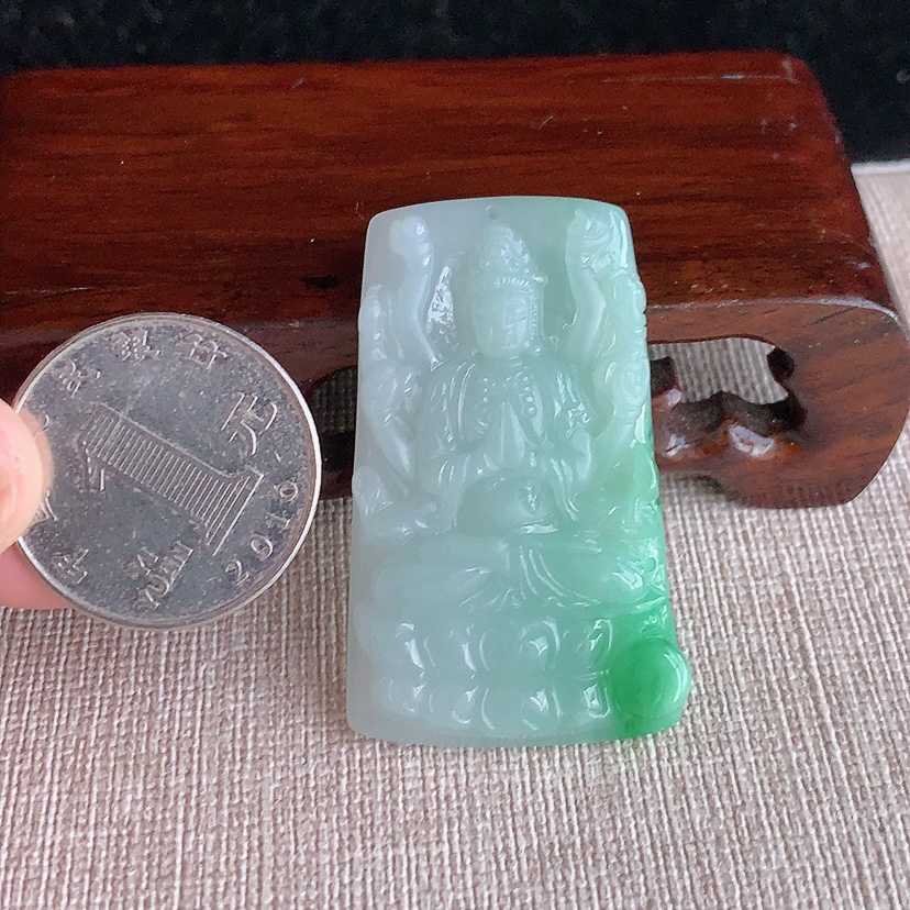 天然A货翡翠飘绿千手观音吊坠 
尺寸44.2-26.8-5.5mm 重量14.42g 0317