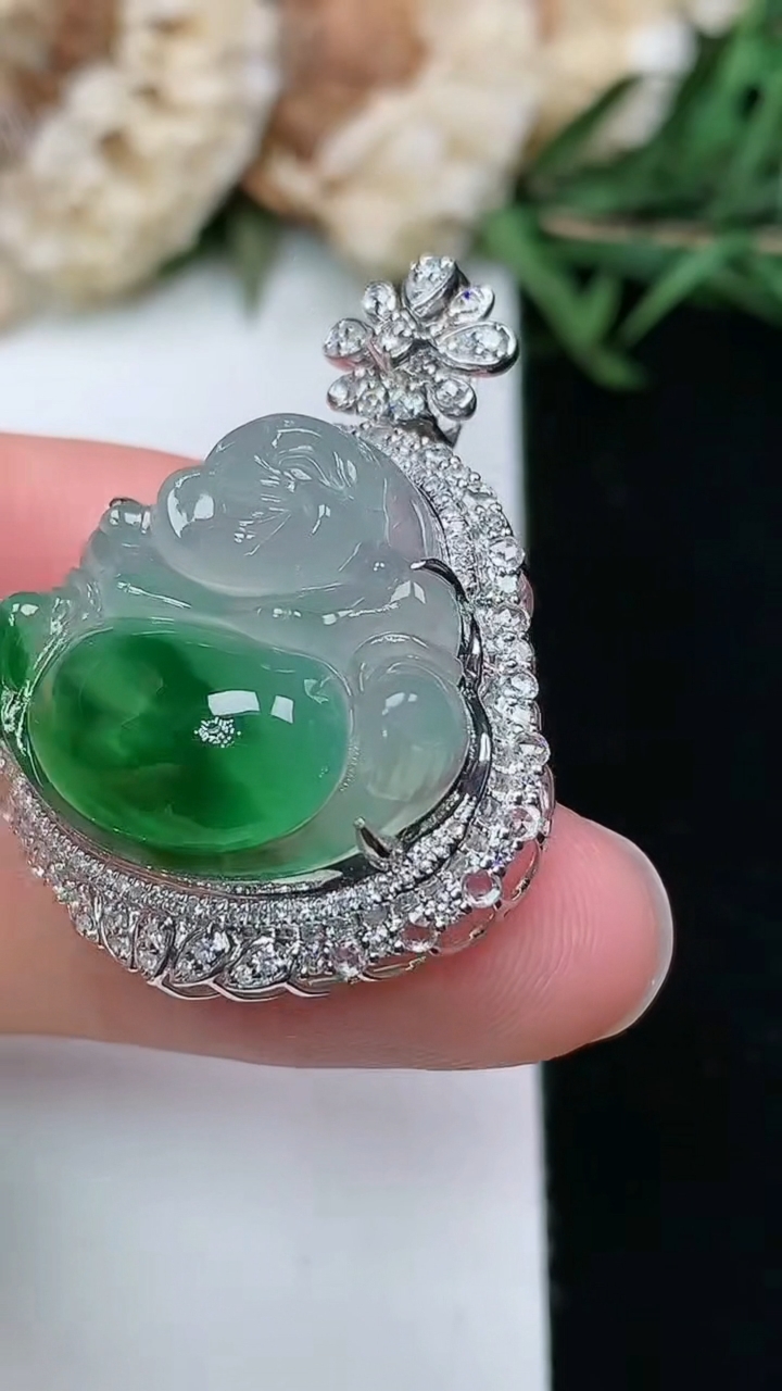 天然A货翡翠佛公吊坠，尺寸33-25.3-13.7，裸石19-21.4，重量:6.55g
3月18日