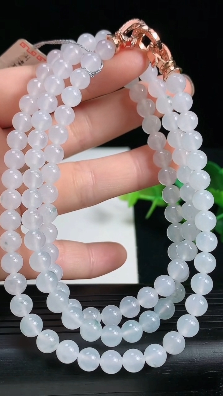 天然A货翡翠种飘花圆珠项链尺寸5.8-108颗重量:44.99g3月18日
工厂直销收藏佳品,种好水足，色泽均匀，有种有色，上手高大气！