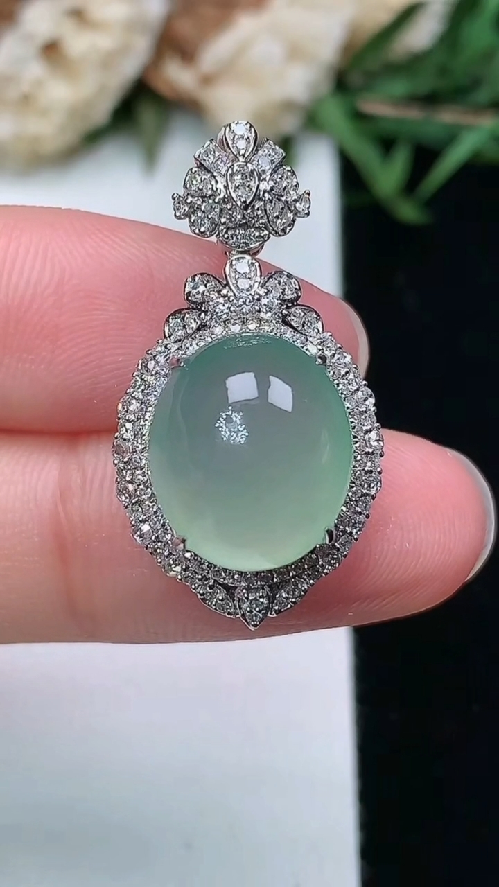 天然A货翡翠蛋面吊坠，尺寸28.4-15-12.3，裸石12.7-11，重量:3.90g
3月18日