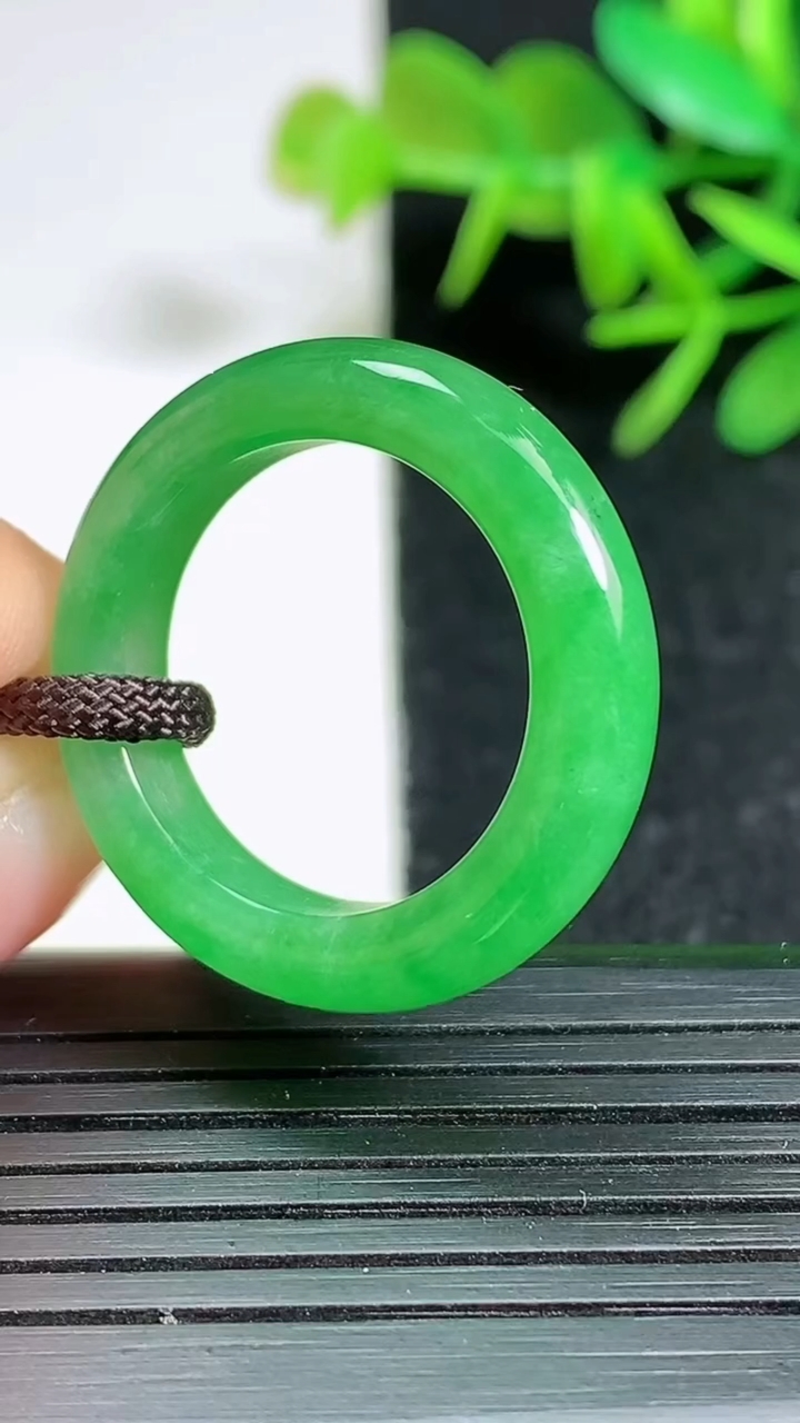 天然A货翡翠指环 戒指，尺寸18.8-5.3-4.2，重量:4.53g2026年3月18日
工厂直销