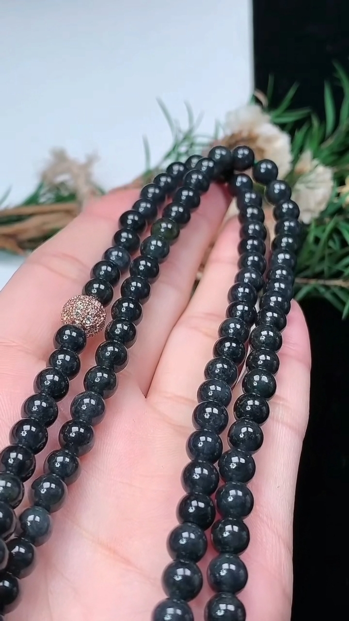 天然A货翡翠墨翠圆珠项链，尺寸5.9-116颗，重量:42.98g
3月18日