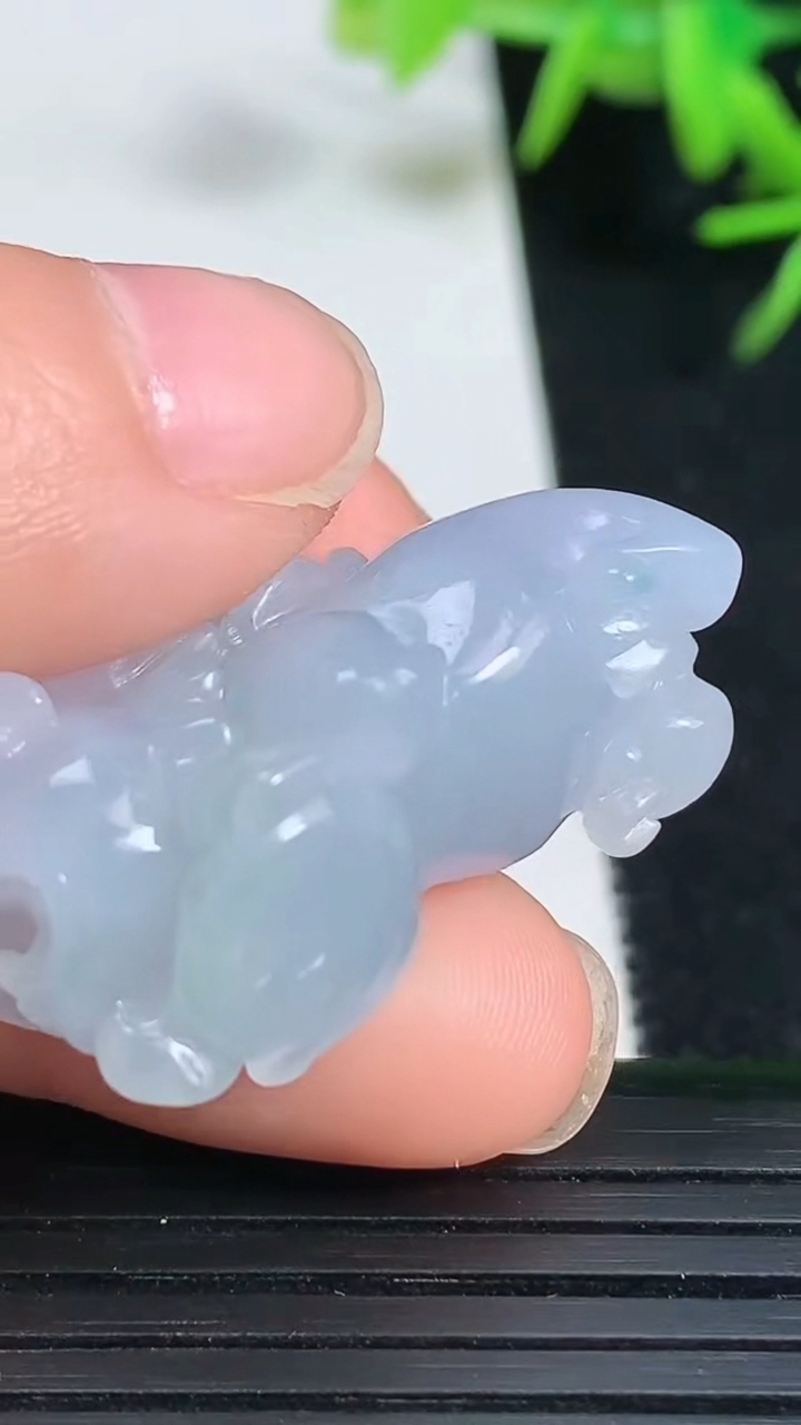 天然A货翡翠紫罗兰 飘花貔貅吊坠，尺寸32.5-13-15.5重量:11.41g
3月18日