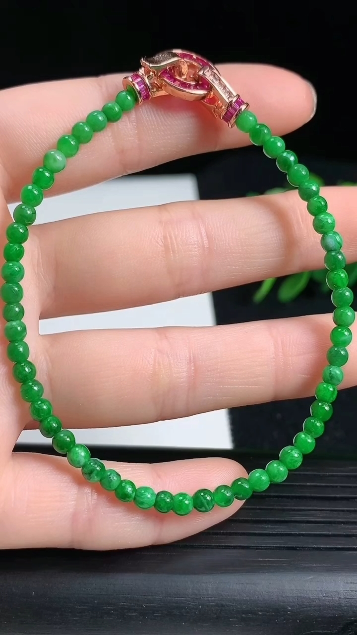 天然A货翡翠小米圆珠手串，尺寸3.5重量:5.34g3月18日
工厂直销收藏佳品,种好水足，色泽均匀