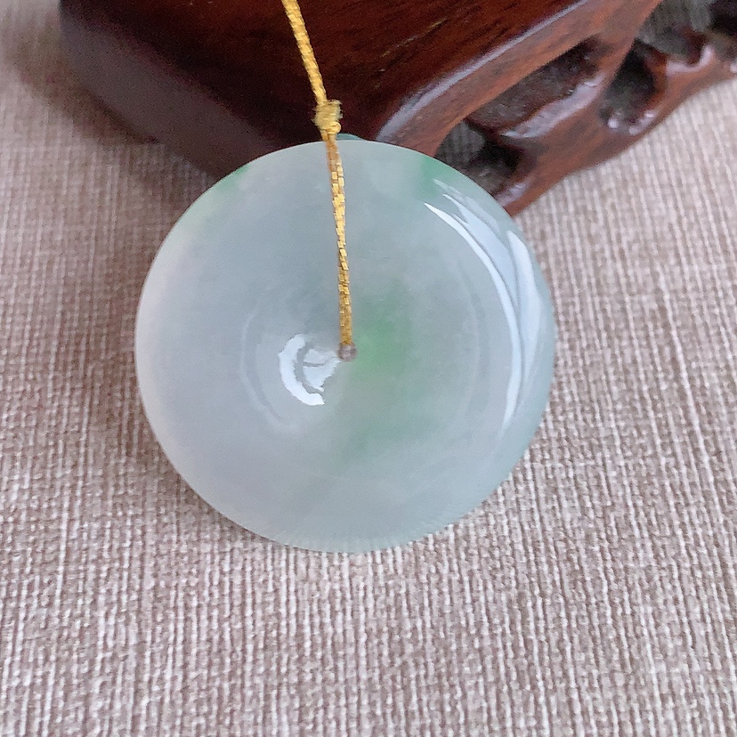 天然A货翡翠飘花平安扣吊坠 
尺寸32-5.5mm 重量12.70g 0317