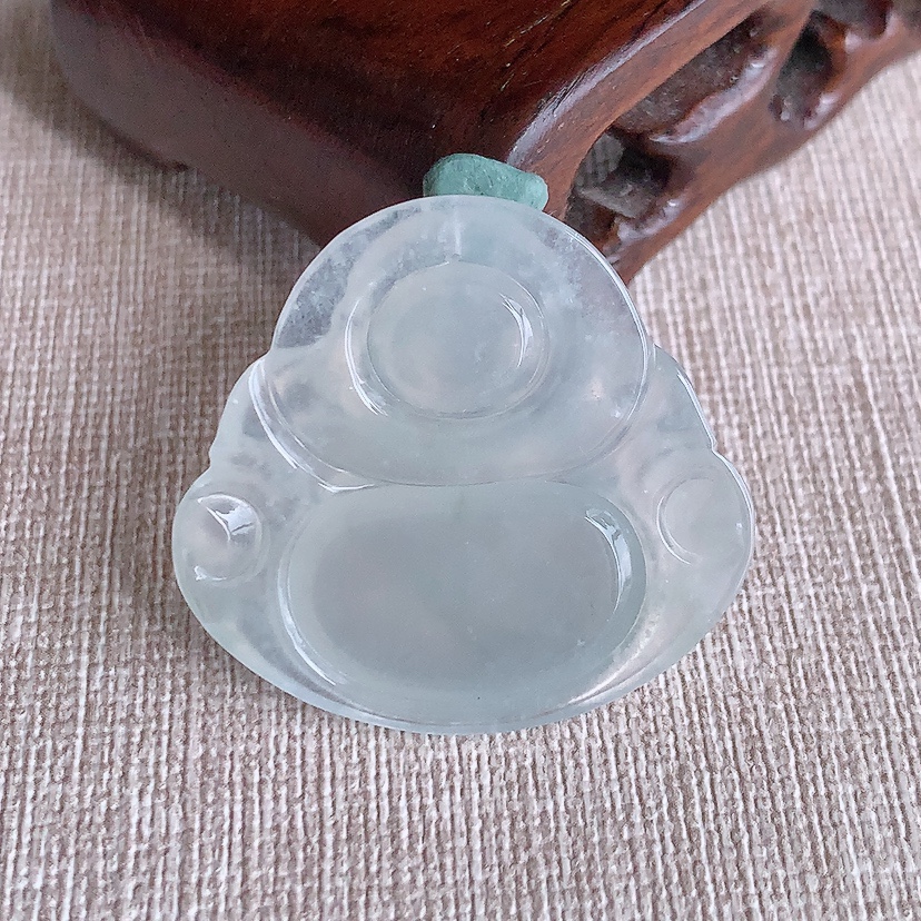 天然A货翡翠白月光佛公吊坠 
尺寸31.3-33.6-6mm 重量9.66g 0317