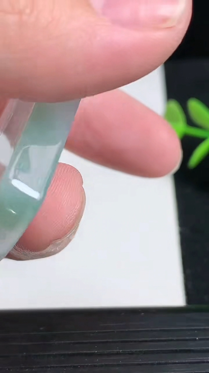 天然A货翡翠无事牌吊坠尺寸54.8-37.4-6.4重:36.00g
3月18日
555