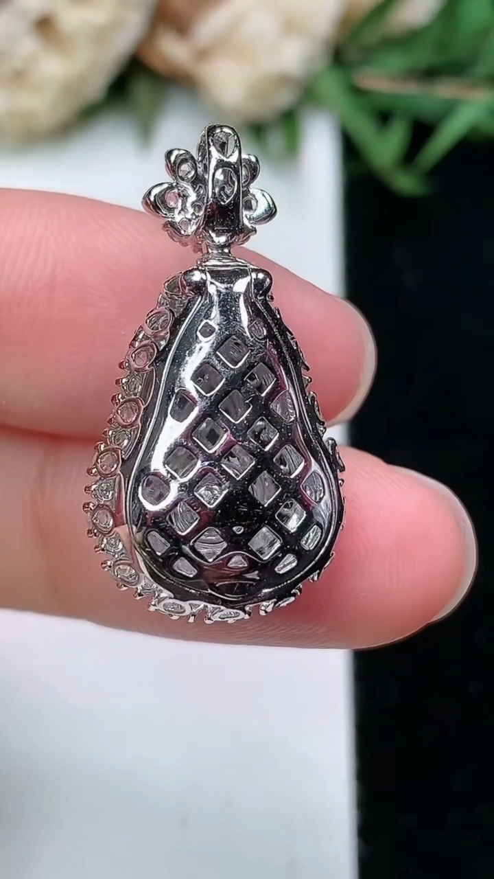 天然A货翡翠葫芦吊坠，尺寸26.3-14.2-11，裸石14-10，重量:3.84g
3月18日