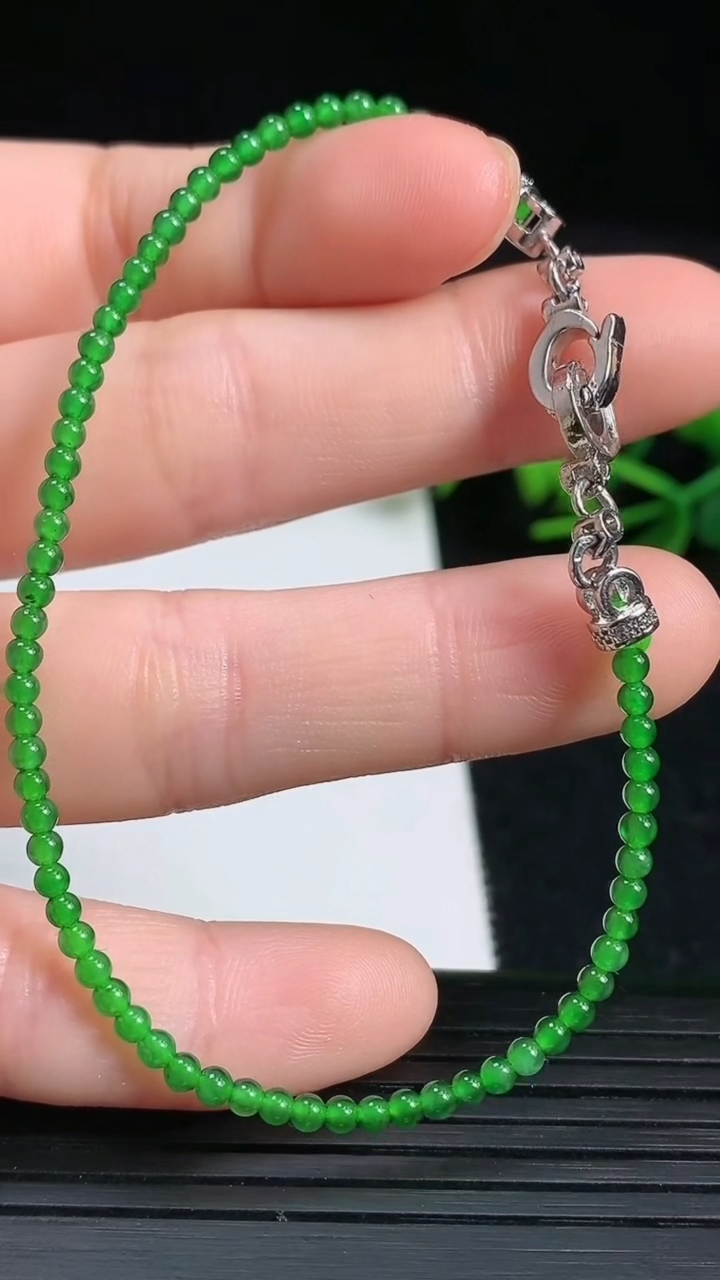 天然A货翡翠小米珠手串，尺寸2.6重量:3.00g3月18日
工厂直销收藏佳品,种好水足，色泽均匀，