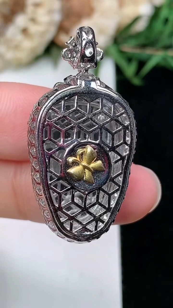 天然A货翡翠金枝玉叶 叶子吊坠，尺寸34.6-17.8-10.8，裸石22-14.3，重量:6.56g
3月18日