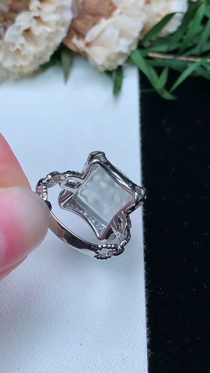 天然A货翡翠白冰龙牌戒指，尺寸16.6-9.8-9.9，重量:3.97g2026年3月18日
工厂直销收藏佳品,种好水足，色泽均匀，有种有色，上手高大气！