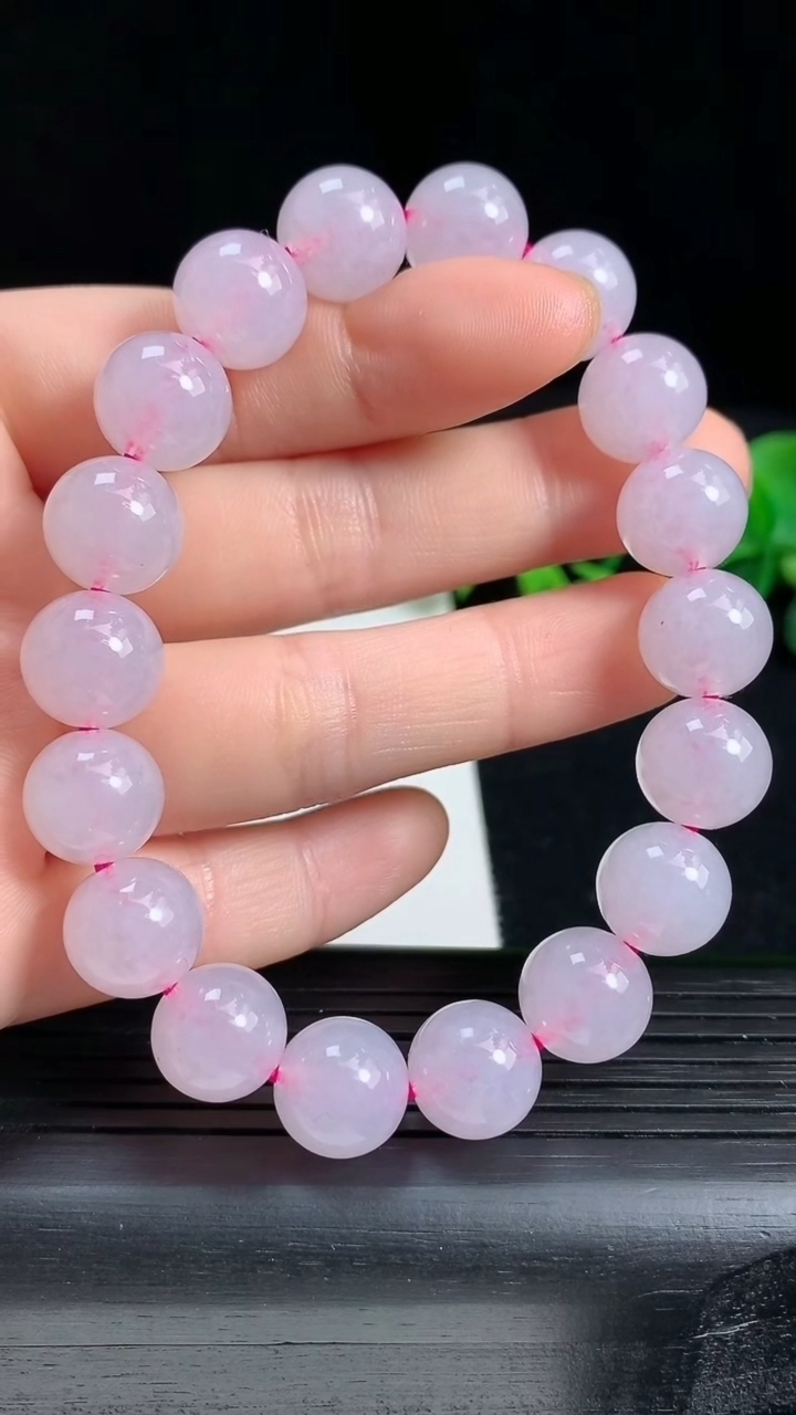 天然A货翡翠紫罗兰圆珠手串，尺寸11重量:41.81g3月18日
工厂直销收藏佳品,种好水足，色泽均匀，有种有色，上手高大气！