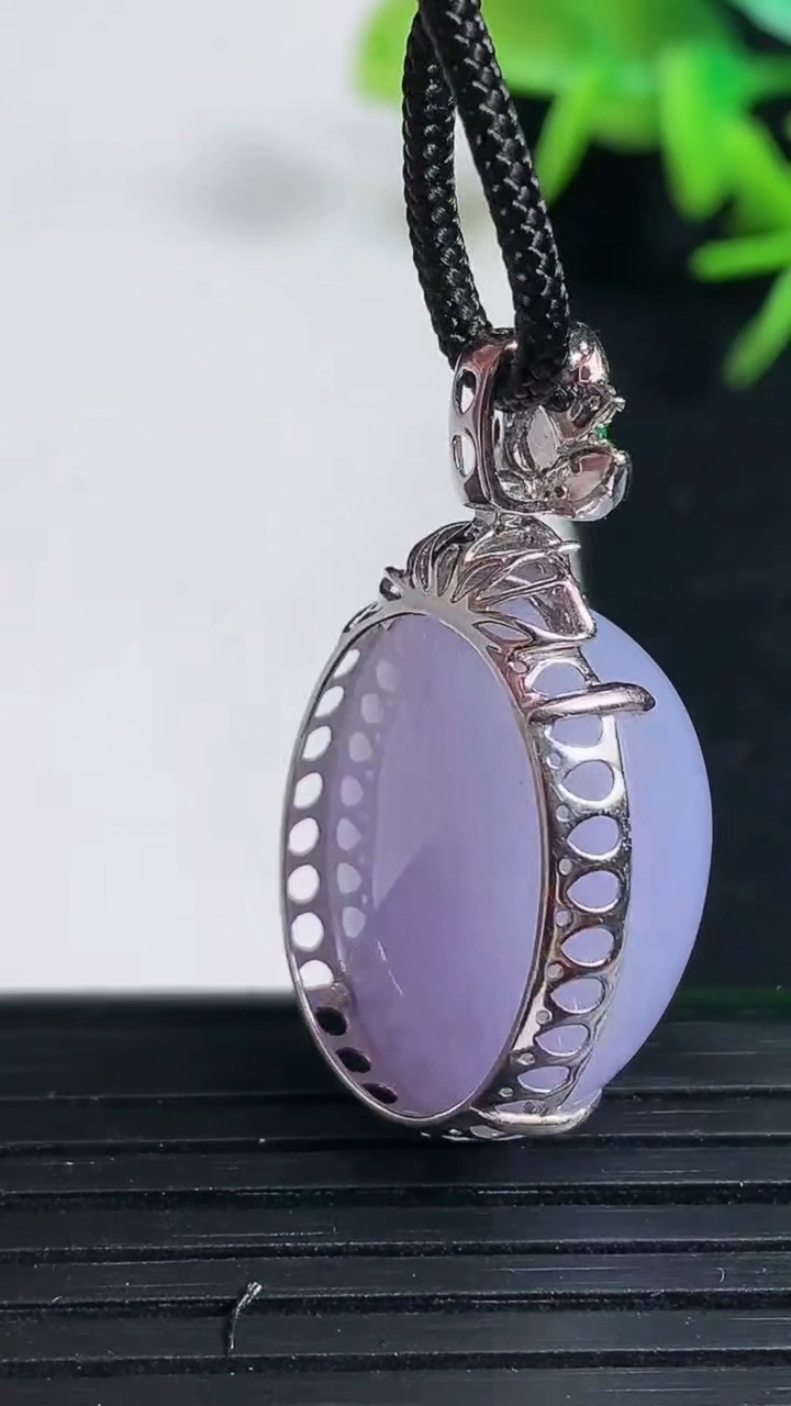 天然A货翡翠18k金紫罗兰蛋面吊坠，尺寸32-18.5-12.6裸石22-18.5，重量:10.42g
3月18日