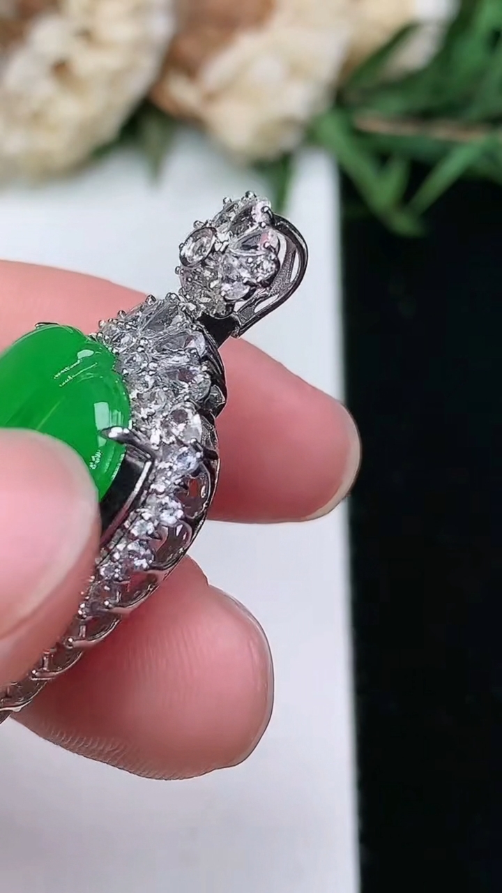 天然A货翡翠金枝玉叶 叶子吊坠，尺寸38.6-18.5-10，裸石25.6-14.5
3月18日