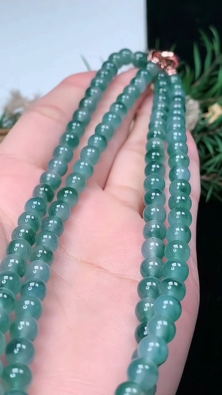 天然A货翡翠飘花圆珠项链，尺寸6-108颗，重量:43.48g3月18日
工厂直销收藏佳品,种好水足，色泽均匀，有种有色，上手高大气！