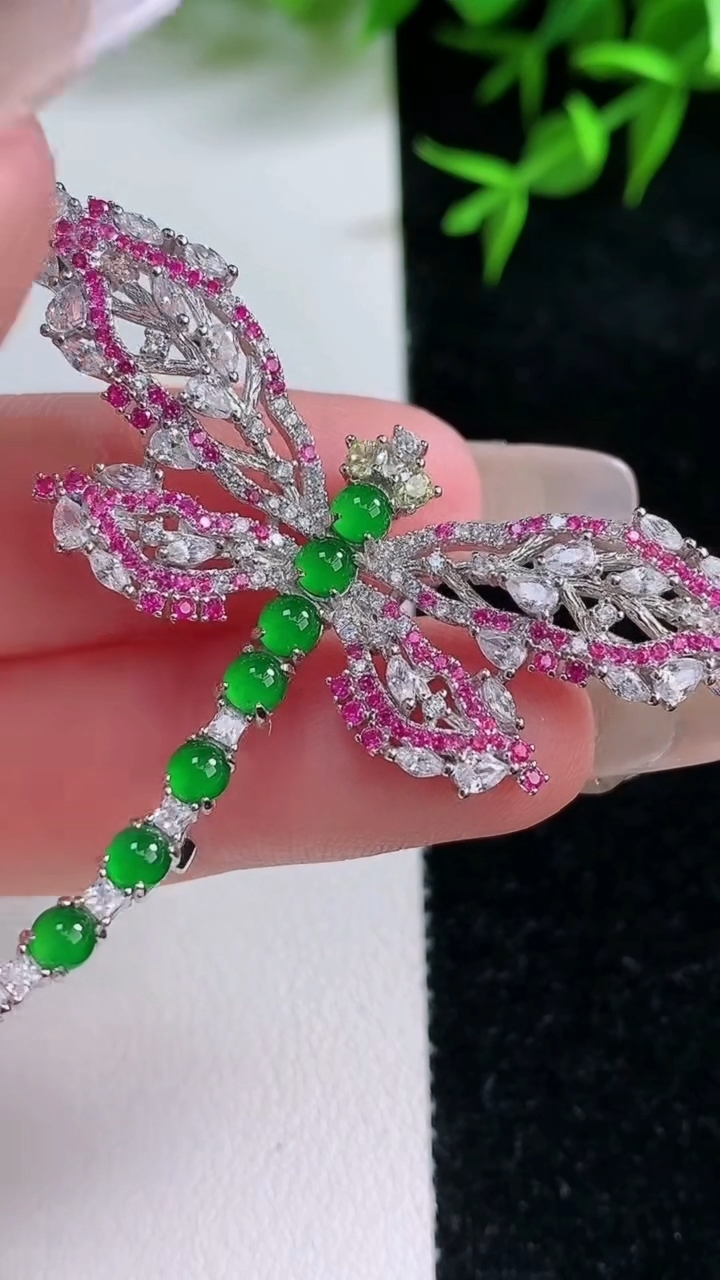 天然A货翡翠蛋面蜻蜓胸针，尺寸3.3，重量:7.45g
3月18日