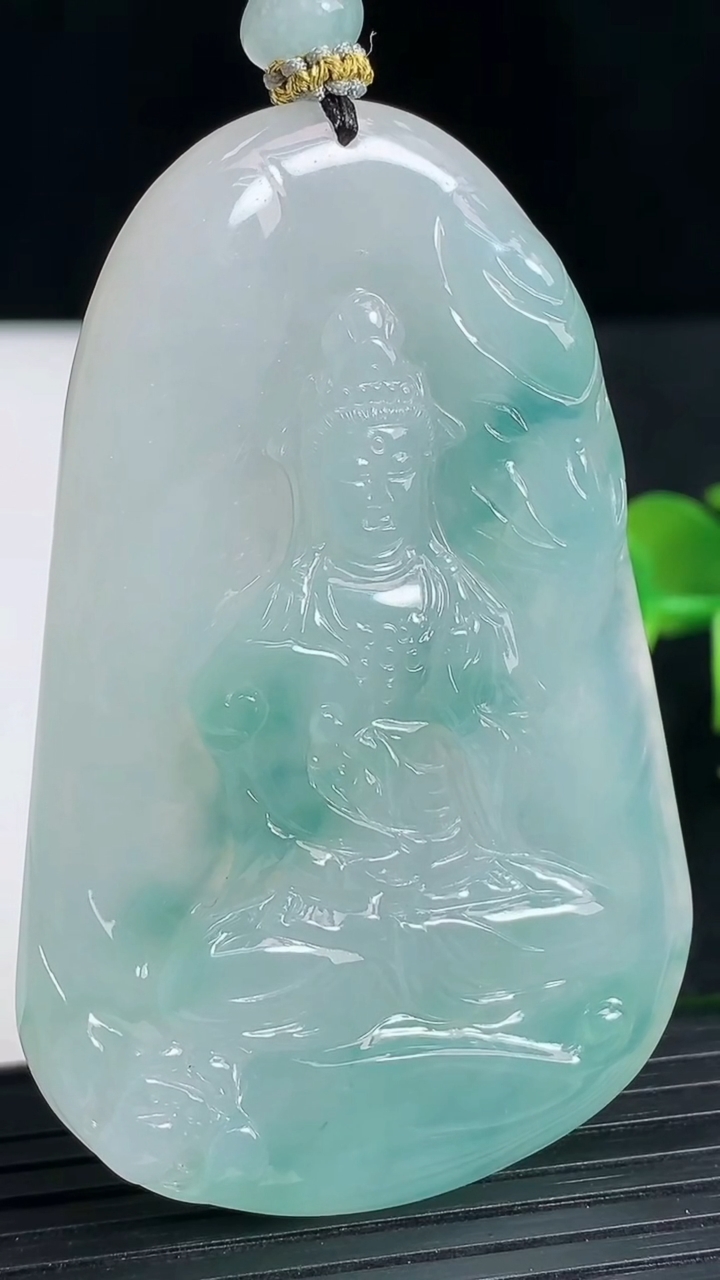 天然A货翡翠种飘花普贤菩萨吊坠尺寸62.3-40.8-6.1重量:35.12g
3月18日