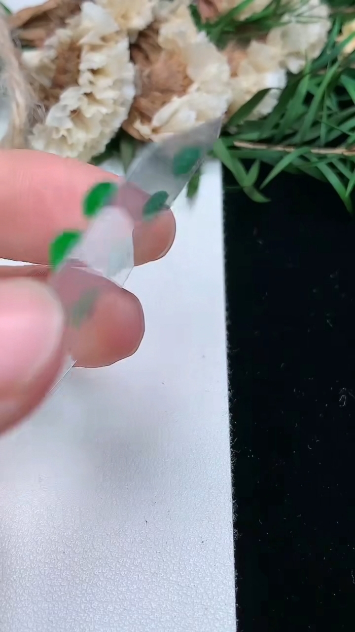 天然A货翡翠蛋面镶嵌件一手，尺寸7.3-6.2-2.3，重量:1.59g
3月18日