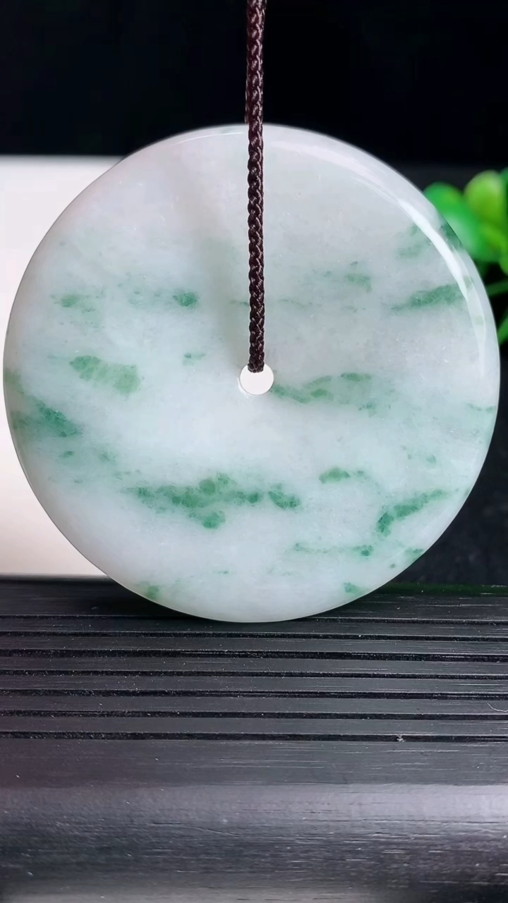 天然A货翡翠飘花平安扣吊坠尺寸54-6重:38.41g
3月18日
93