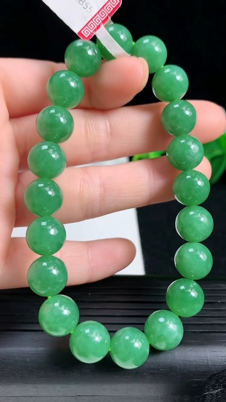 天然A货翡翠圆珠手串，尺寸10重量:34.35g3月18日
工厂直销收藏佳品,种好水足，色泽均匀，有种有色，上手高大气！