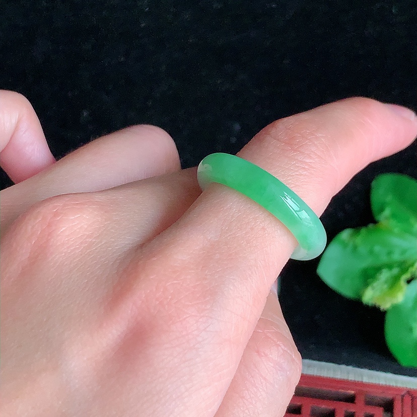 天然A货翡翠飘绿素面戒指 
尺寸17.8-4.7-4mm 重量3.74g 0317