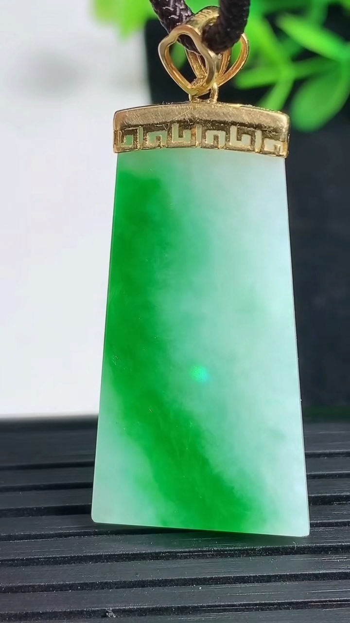 天然A货翡翠无事牌吊坠，尺寸35.7-19-4.8，重量:8.04g
3月18日