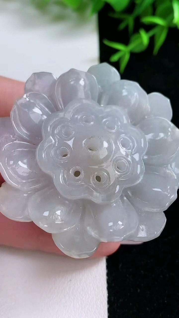 天然A货翡翠荷花小摆件，尺寸50.7-47.2-24，重量:74.05g
3月18日