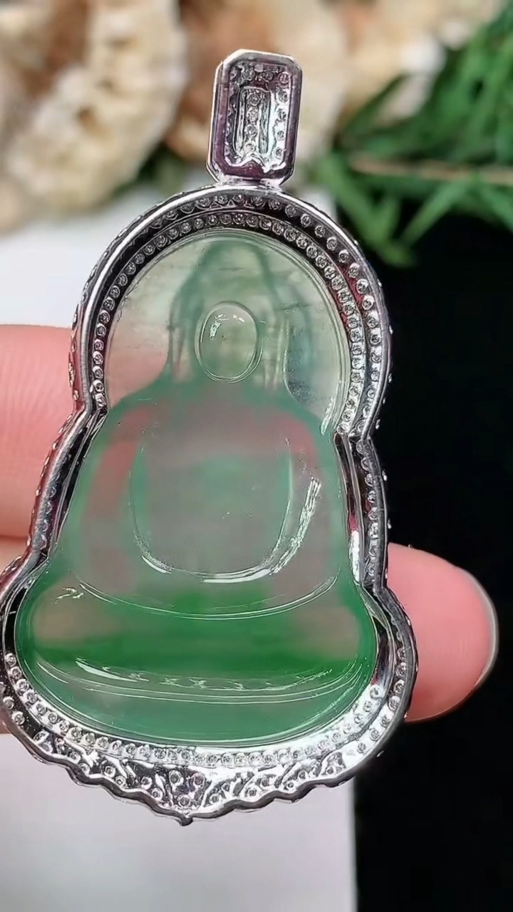 天然A货翡翠素衣观音吊坠，尺寸43.9-24.9-9.8，裸石30.6-21.3，重量:7.00g
3月18日