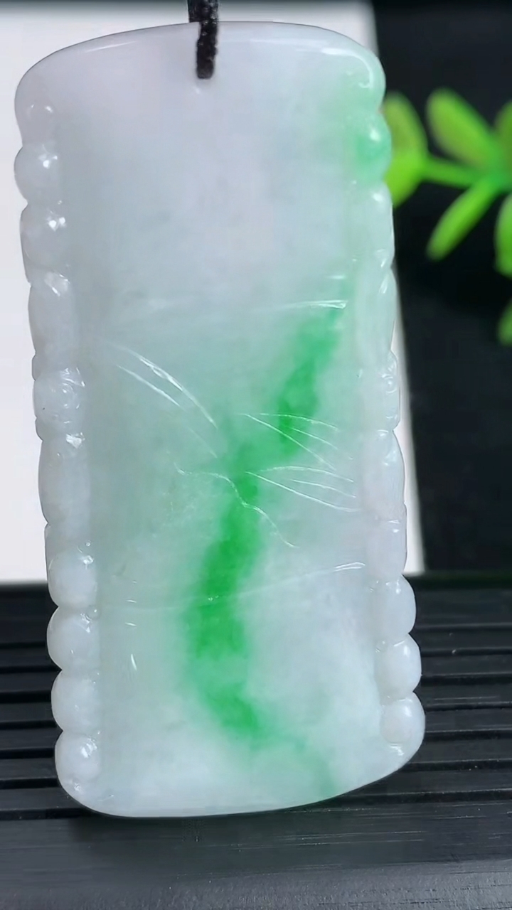 天然A货翡翠节节高升 竹节吊坠尺寸52.6-25.7-3.8重:13.16g
3月18日
535