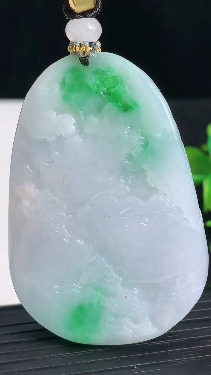 天然A货翡翠山水牌吊坠尺寸59-40.3-9.4重量:46.46g
3月18日