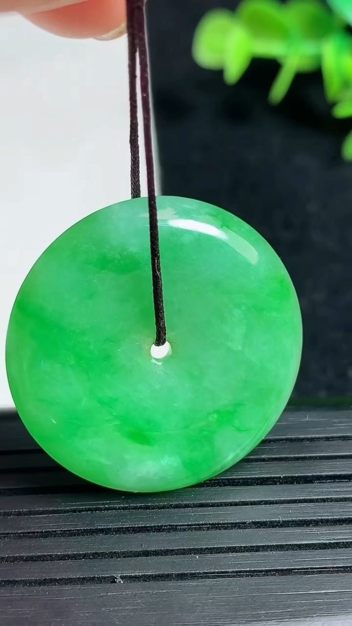 天然A货翡翠平安扣吊坠，尺寸30-5.2，重量:9.68g
3月18日