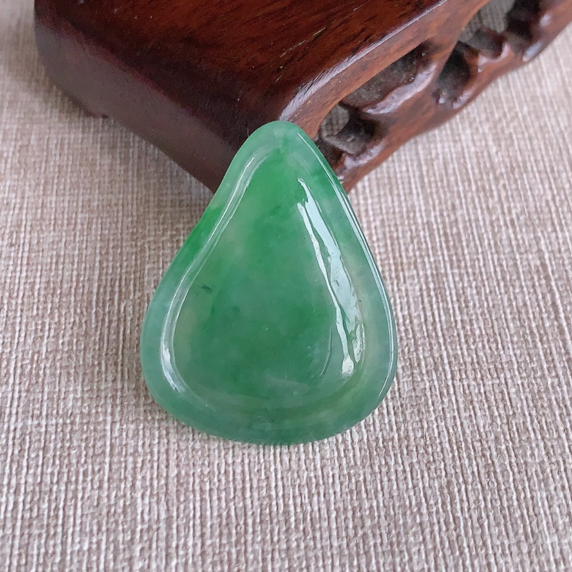 天然A货翡翠晴绿大势至菩萨吊坠 
尺寸34-26.8-5.8mm 重量8.03g 0317