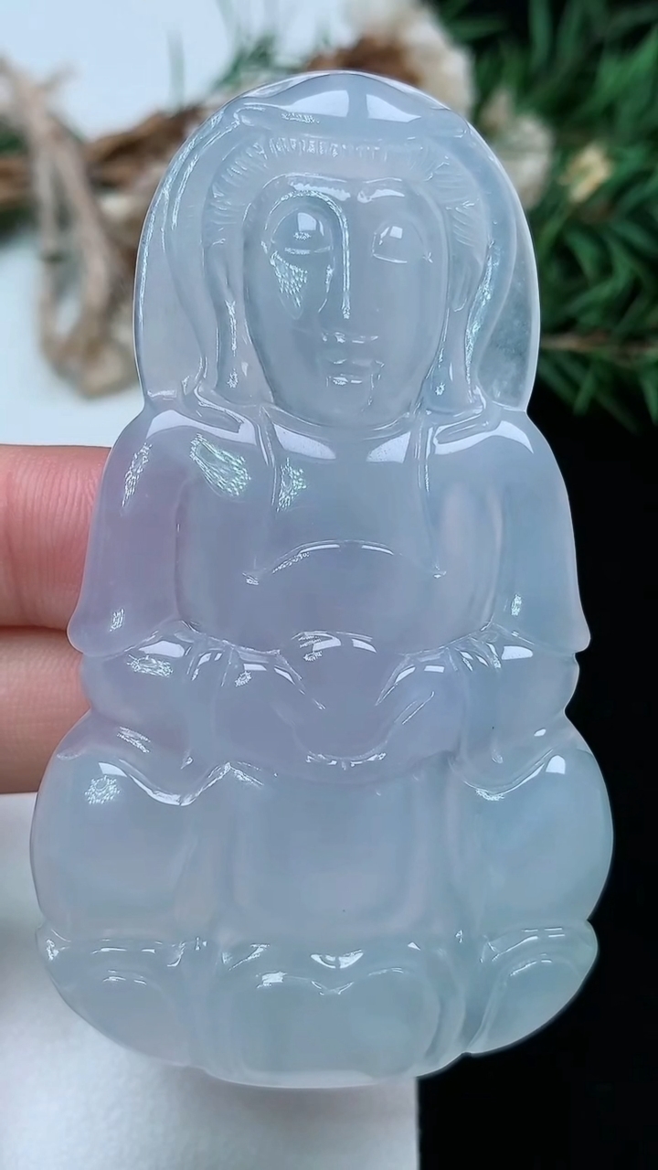 天然A货翡翠白冰观音菩萨吊坠，尺寸70.2-40.8-6.2，重量:30.72g
3月18日