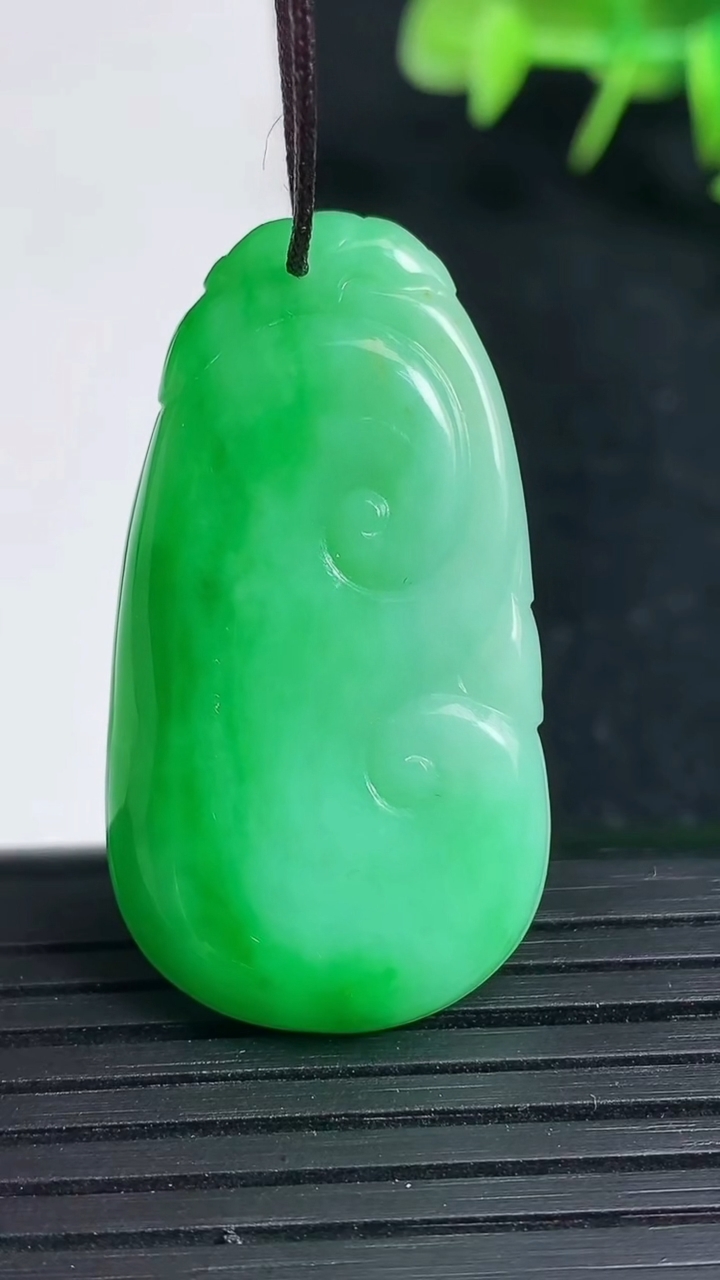 天然A货翡翠如意吊坠，尺寸37.3-20.3-4，重量:7.26g
3月18日