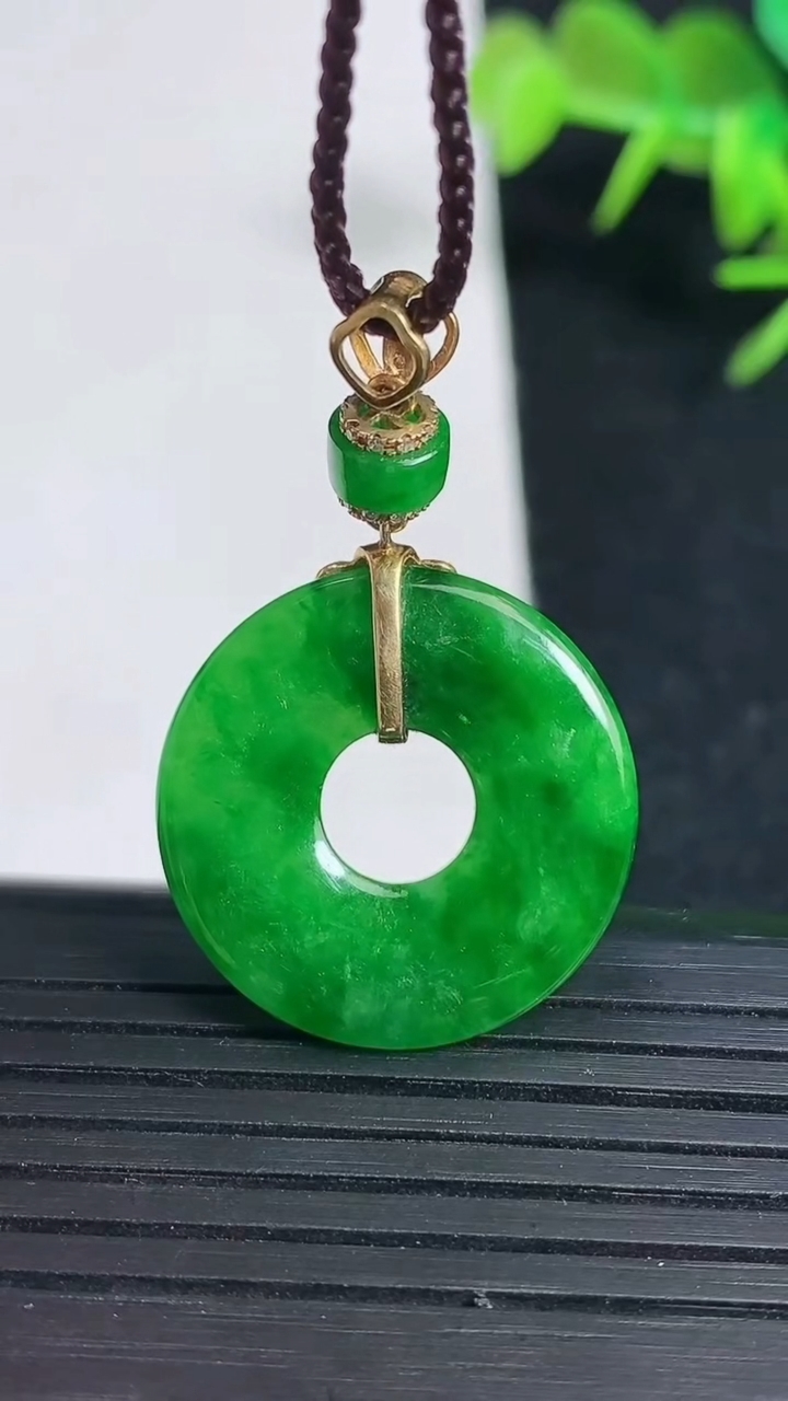 天然A货翡翠平安环吊坠，尺寸22.5-3，重量:3.82g
3月18日