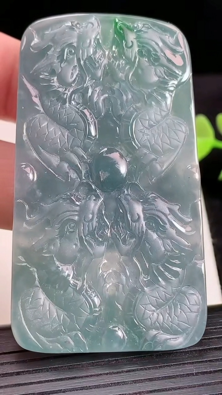 天然A货翡翠蓝水九龙至尊 龙牌吊坠尺寸67-37-7.2重:41.01g
3月18日
766