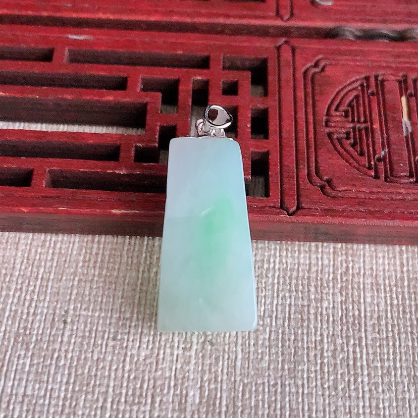 天然A货翡翠18K金扣头飘绿随形吊坠  
尺寸25-12.6-7.2mm 重量5.62g 0317