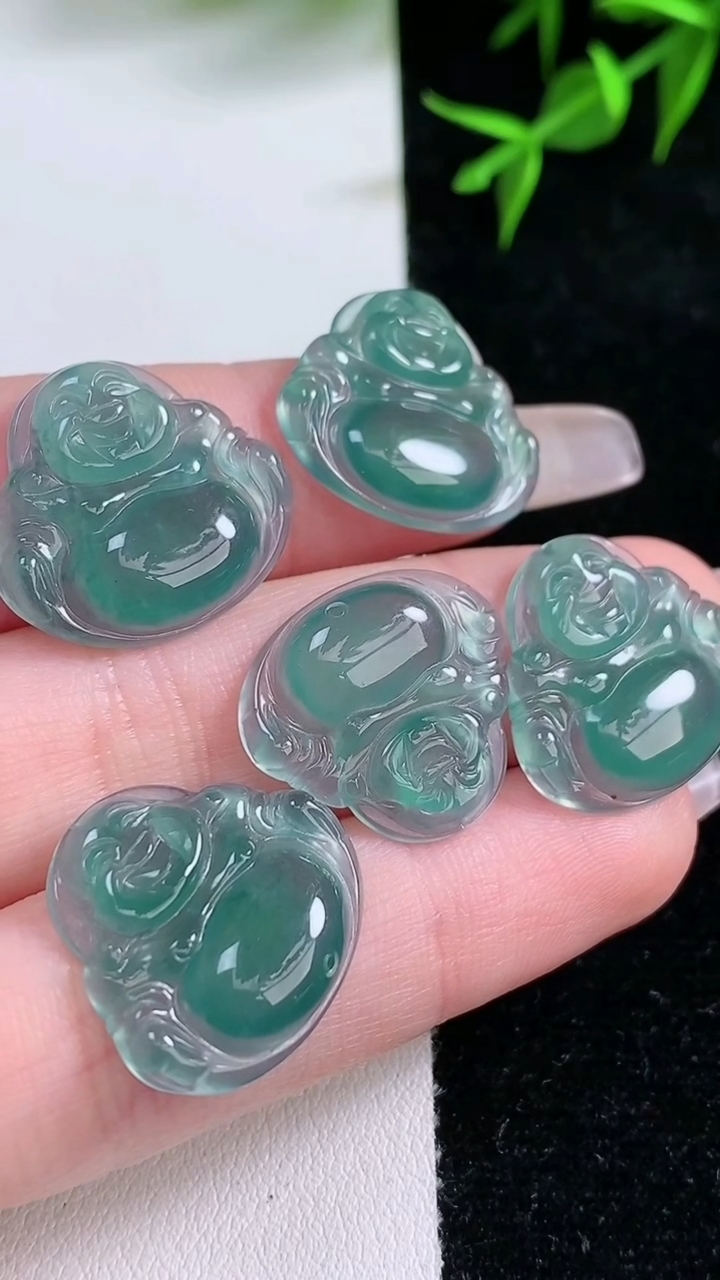 天然A货翡翠佛公吊坠一手，尺寸17-20-3.2，重量:9.20g
3月18日